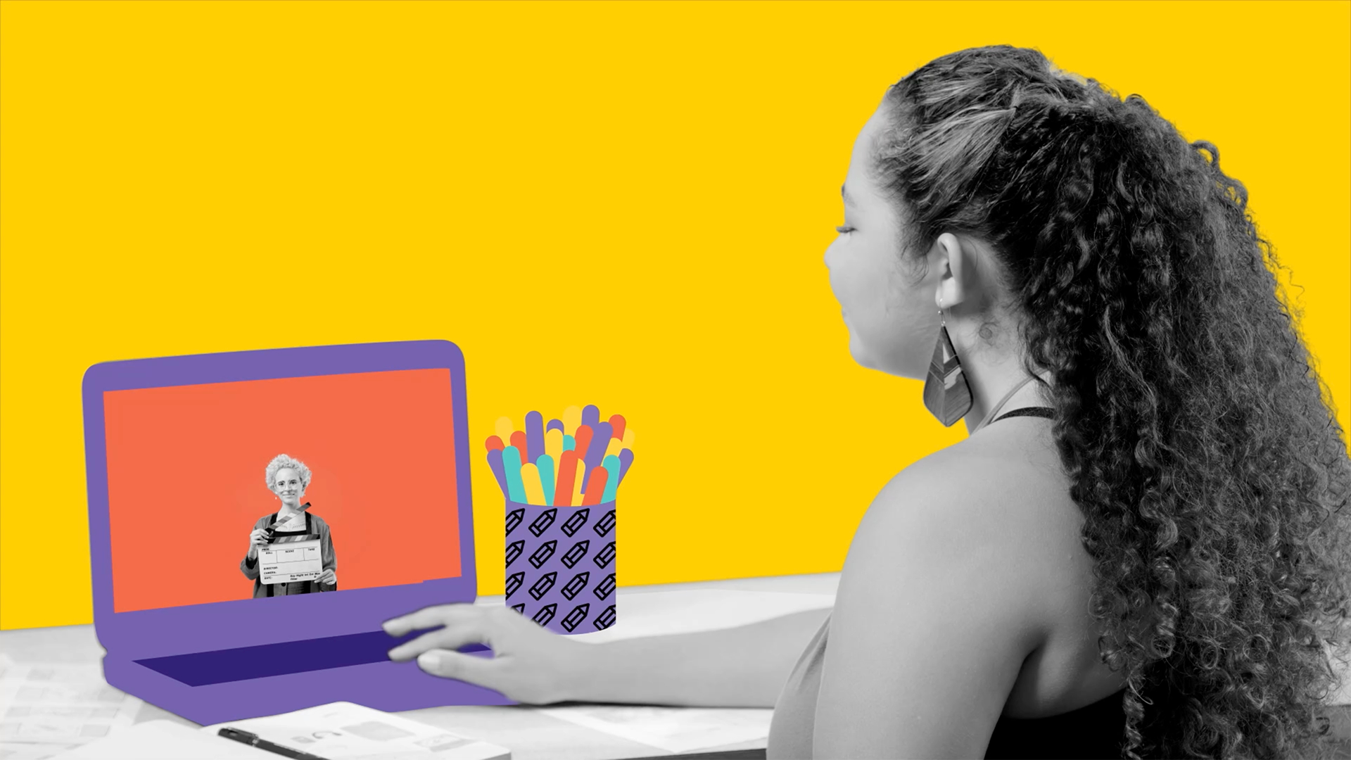 A imagem mostra uma jovem usando um computador