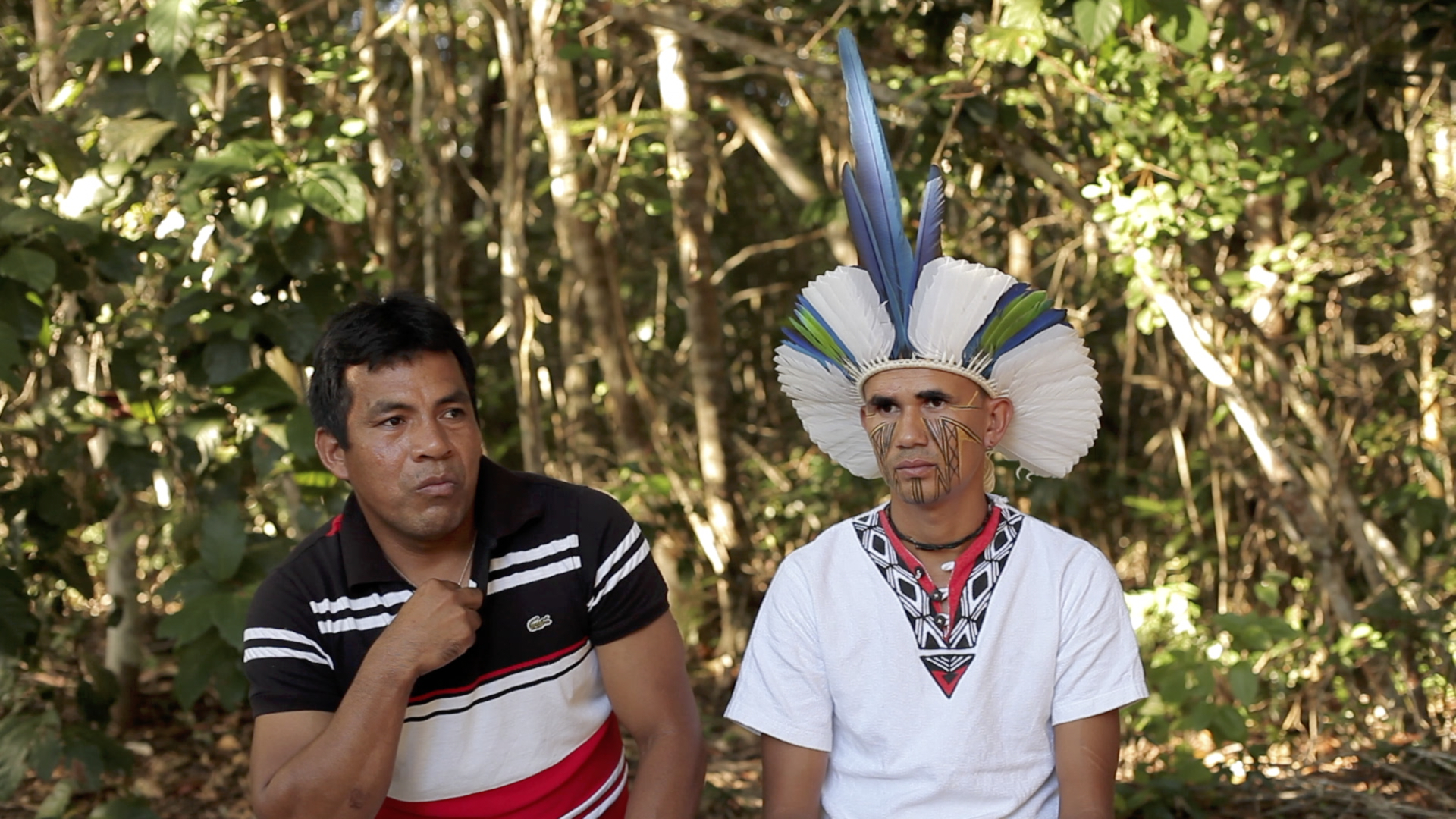 A imagem mostra dois homens indígenas