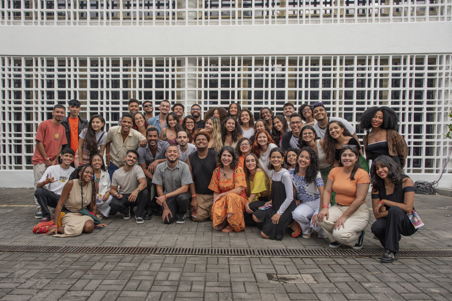 A imagem mostra os 42 jovens participantes com o ator Samuel de Assis