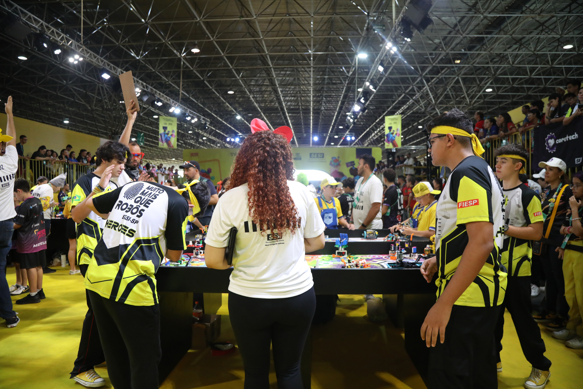 Jovens ao redor de uma mesa.