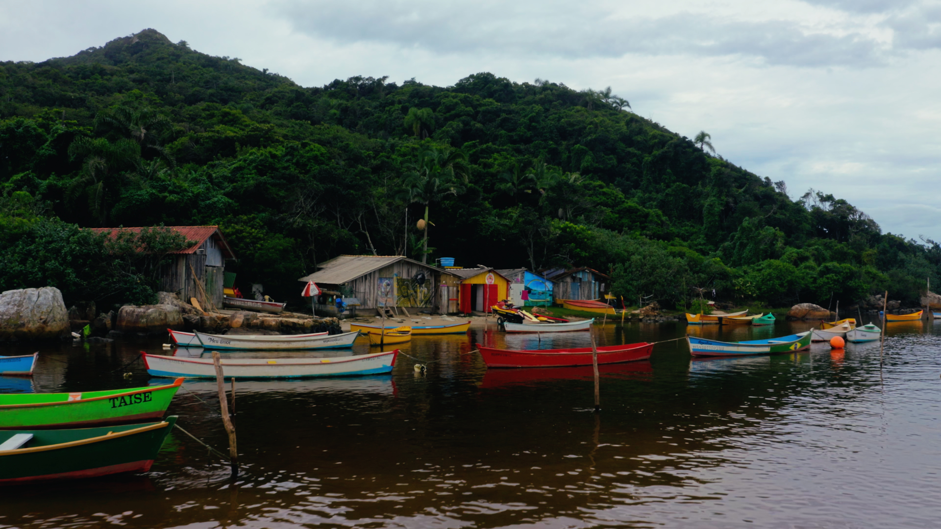 Barcos em frente a casa de palafita
