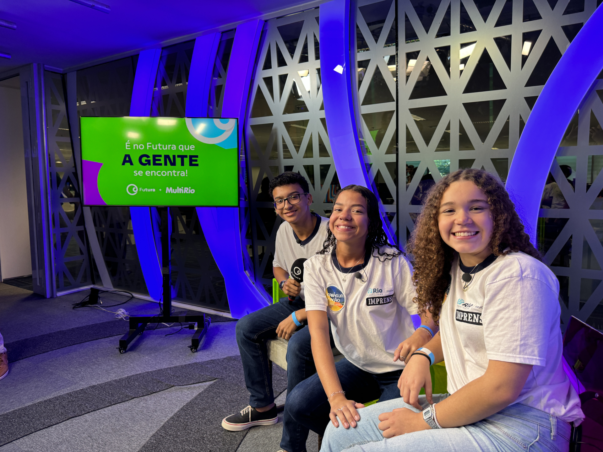 Jovens estudantes do projeto Andar visitam o estúdio do Futura