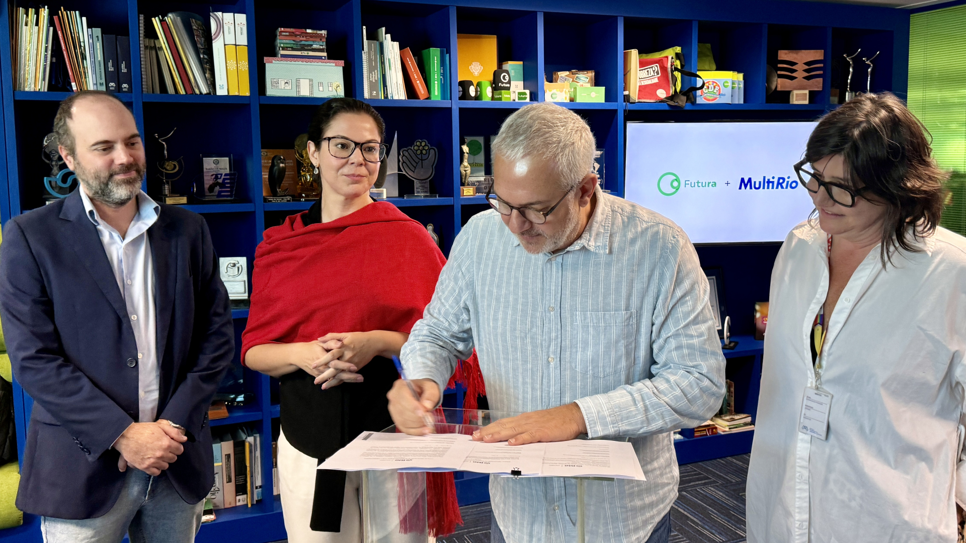 Representantes do Canal Futura e Multirio assinam acordo de parceria