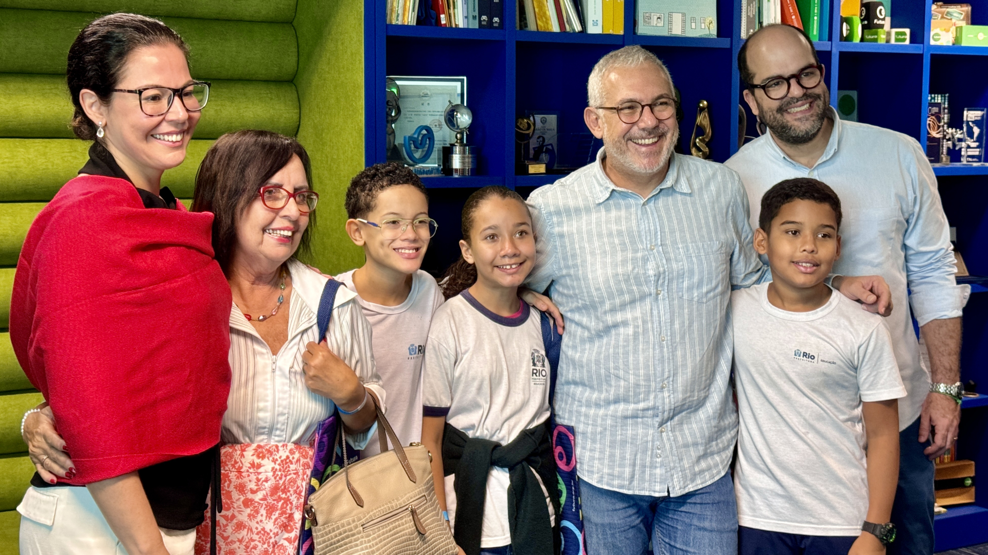 Representantes do Canal Futura e Multirio assinam acordo de parceria