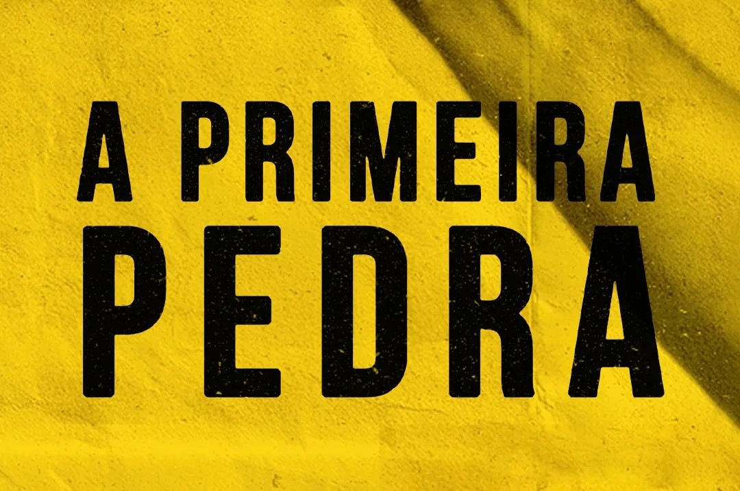 O título do filme "A primeira pedra" está escrito sobre um fundo amarelo.