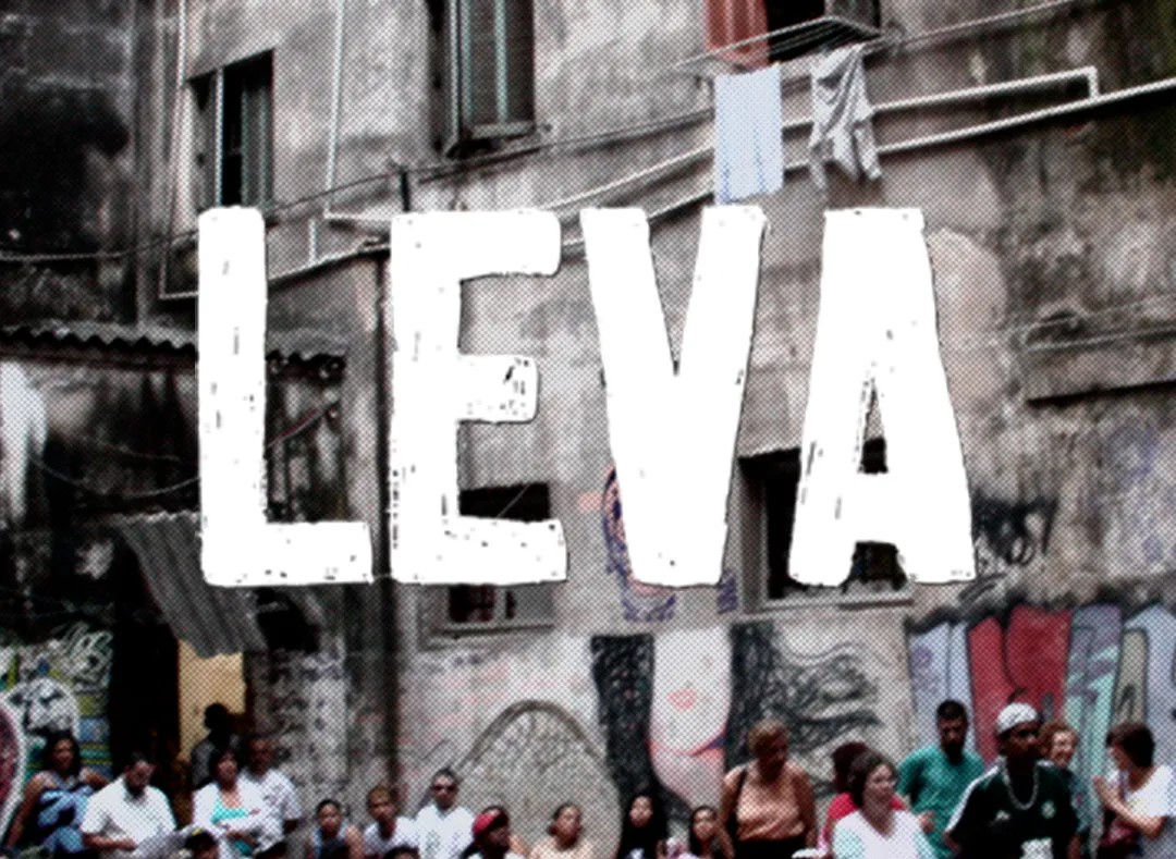 Palavra "Leva", em branco, sobre um fundo em que há pessoas e a lateral de um prédio.