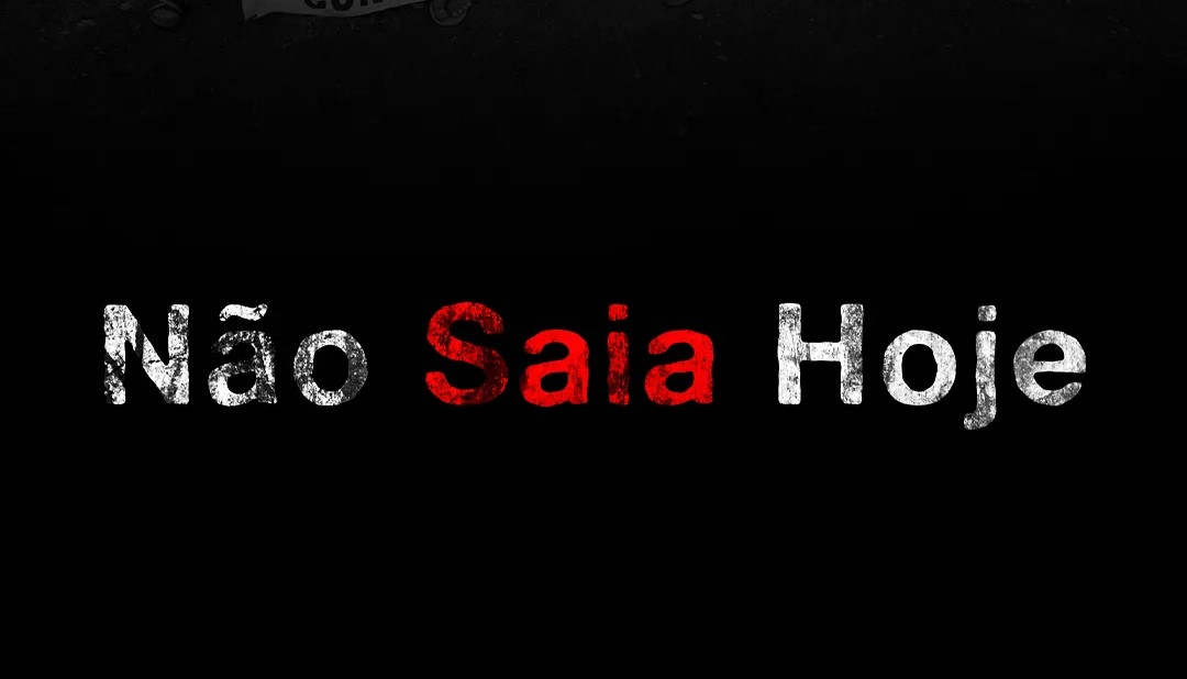 O título do filme "Não Saia Hoje" está escrito sobre um fundo preto.