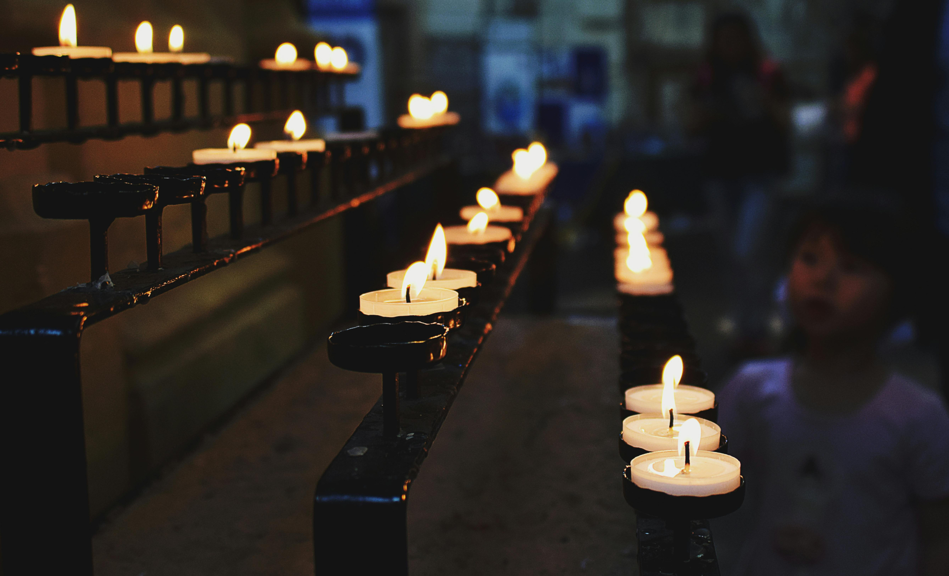 Em um ambiente escuro, velas acesas.