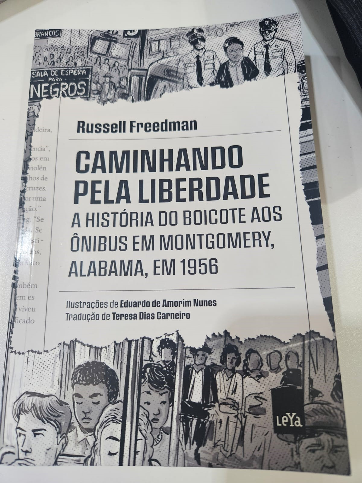 A imagem mostra a capa do livro "Caminhando pela Liberdade: a história do boicote aos ônibus em Montgomery, Alabama, em 1956", do autor Russell Freedman