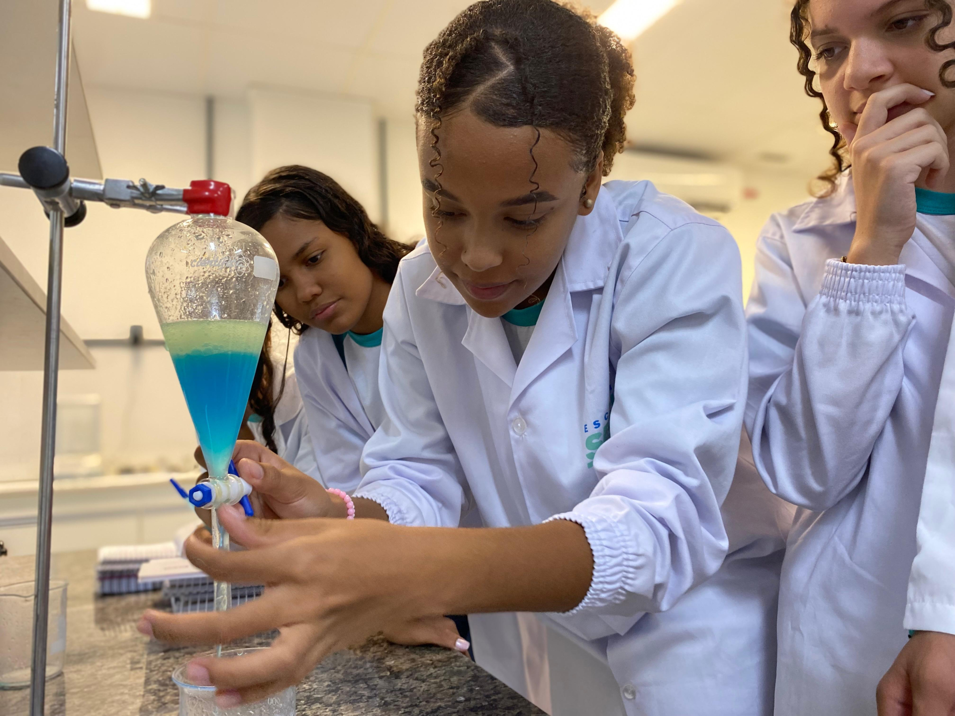 A imagem mostra estudantes do SESI José Carvalho