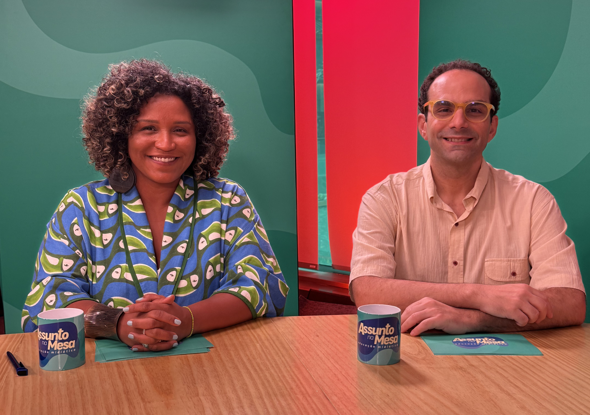 Os apresentadores da nova temporada do programa Assunto na Mesa: Silvana Bahia e Alexandre Sayad