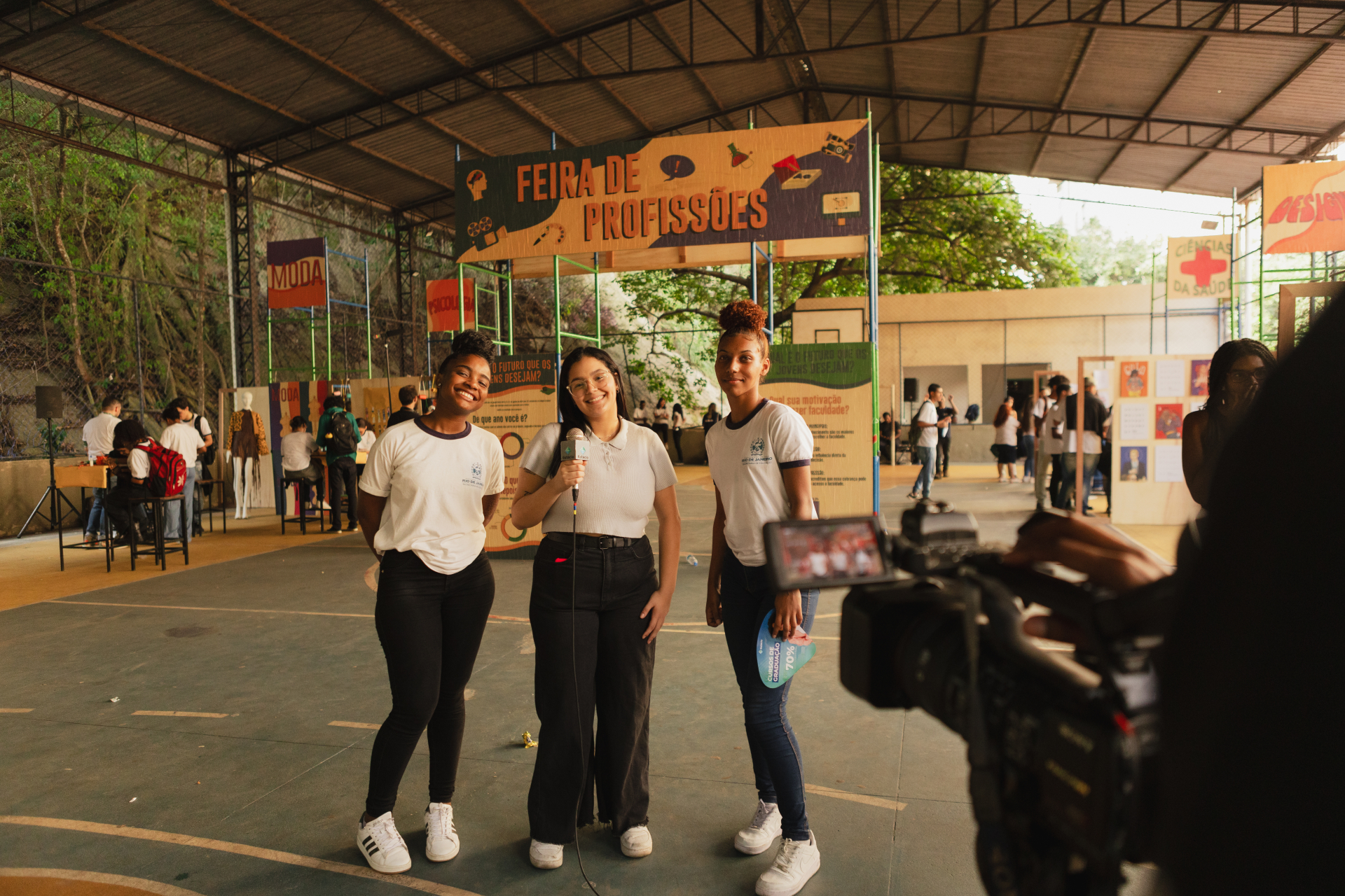 A imagem mostra estudantes durante a gravação da quarta temporada da série Desafio Nas Escolas