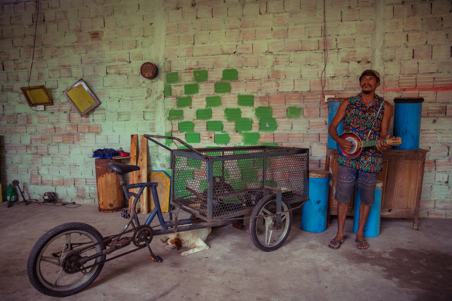 Mestre Ney Lima no barracão do grupo “Os Africanos de Icoaraci”, com produções feitas em parceria com Mestre Thomaz Cruz a partir de materiais recicláveis Crédito: Pierre Azevedo