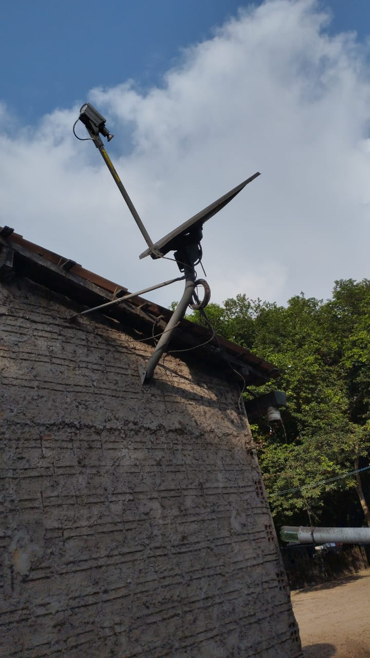 Imagem da única antena que faz a conexão com a Internet (via satélite) na comunidade Barbado e está localizada no alto da residência de Dona Antônia