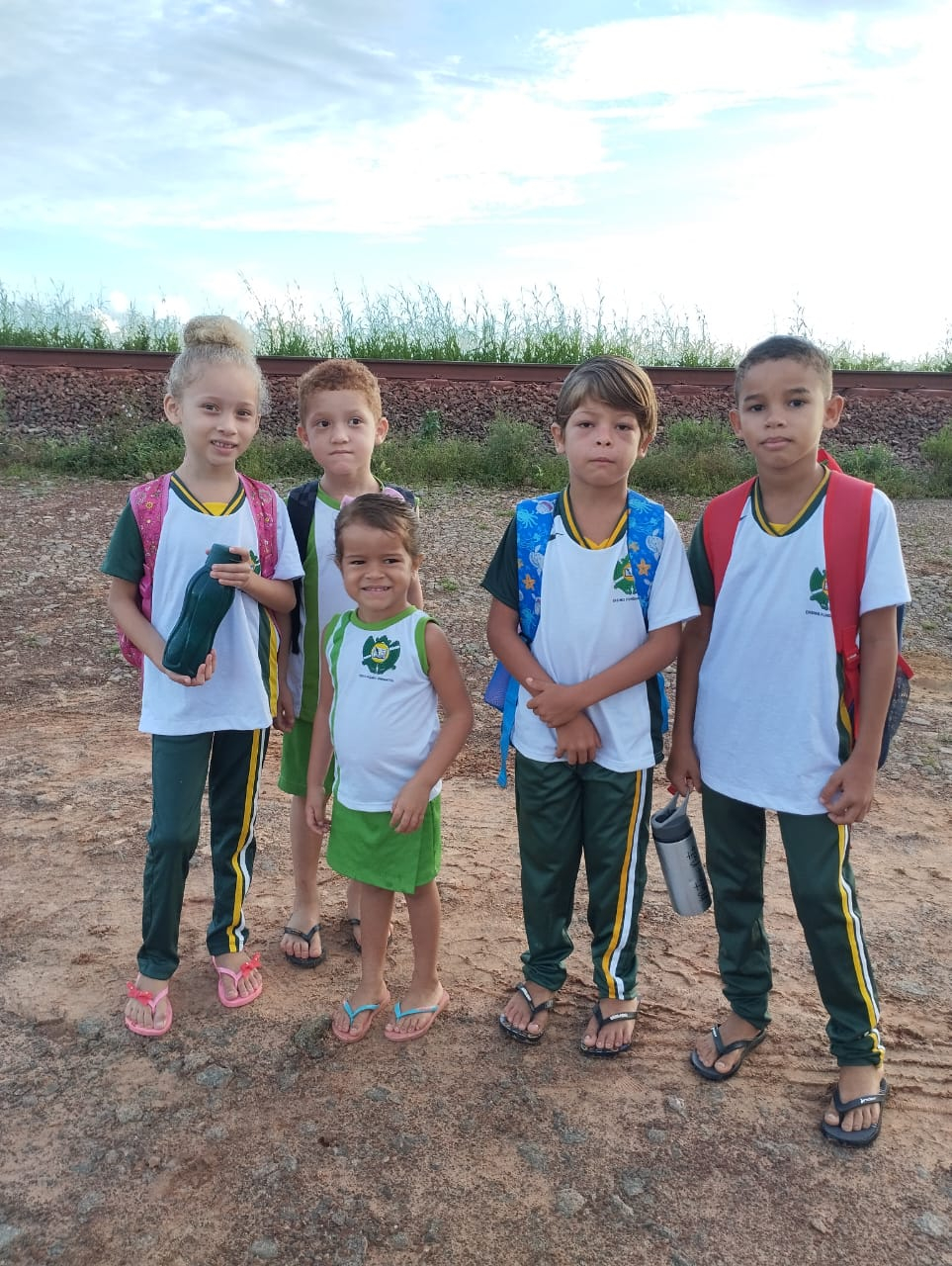 Crianças da comunidade a caminho da escola