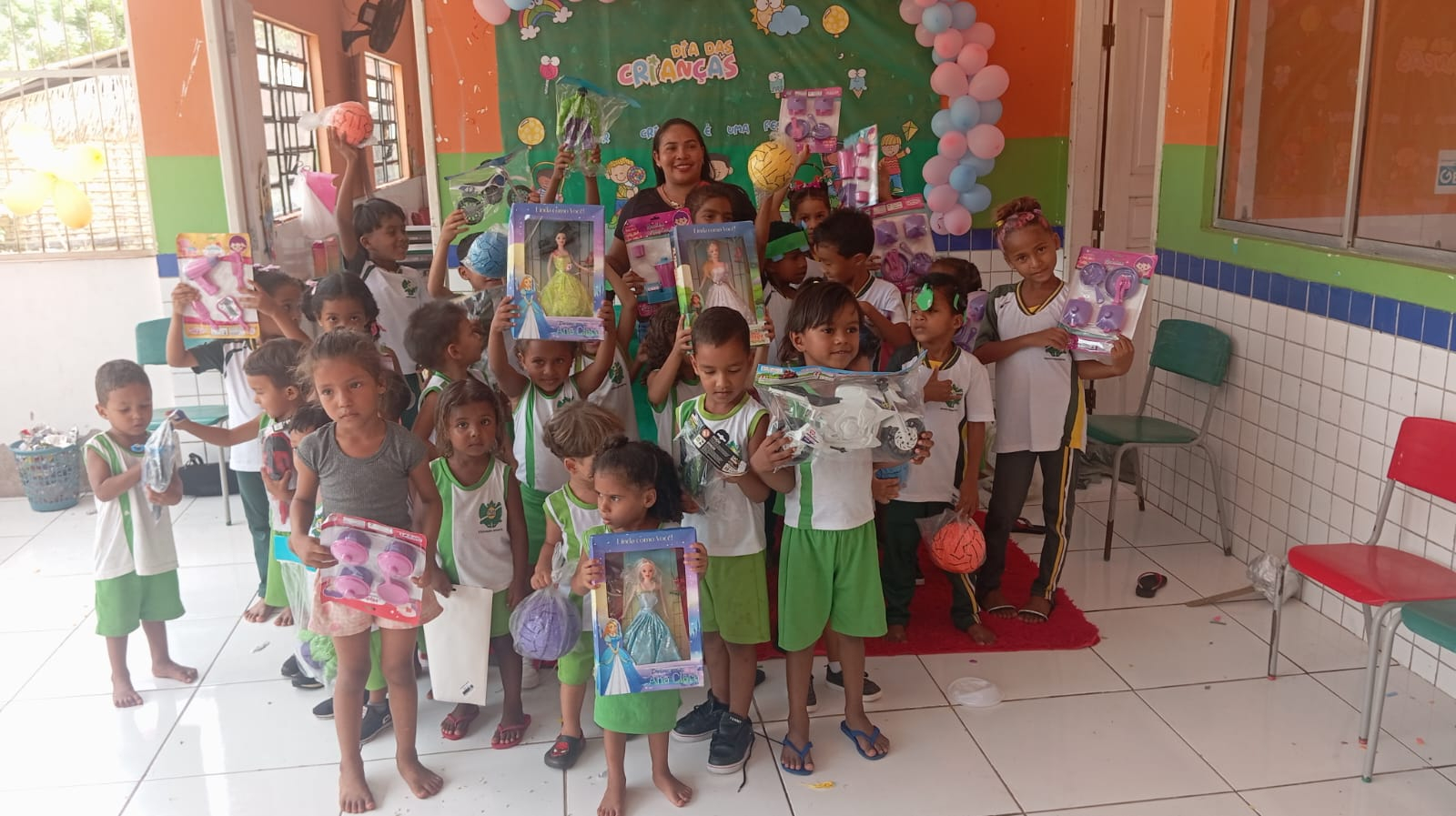 Crianças de várias comunidades de Arari participando de Ação Social com doação de brinquedos.