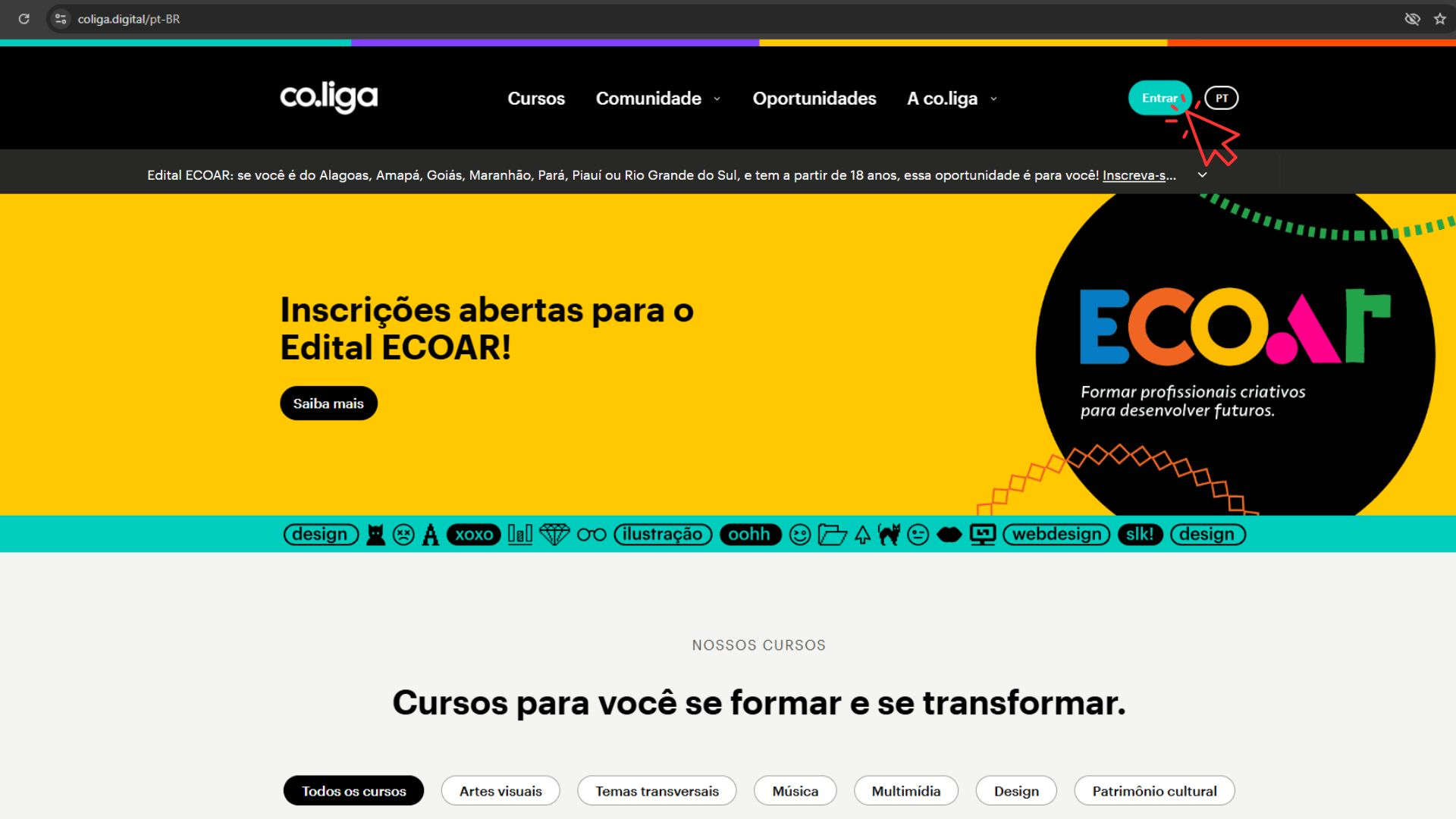 Página inicial do site da co.liga. No topo, há um menu com as opções “Cursos”, “Comunidade”, “Oportunidades” e “A co.liga”. No canto direito superior, aparece o botão azul “Entrar”, destacado com uma seta vermelha. Logo abaixo, há uma faixa preta com o aviso: “Edital ECOAR: se você é do Alagoas, Amapá, Goiás, Maranhão, Pará, Piauí ou Rio Grande do Sul, e tem mais de 18 anos, essa oportunidade é para você! Inscreva-se.