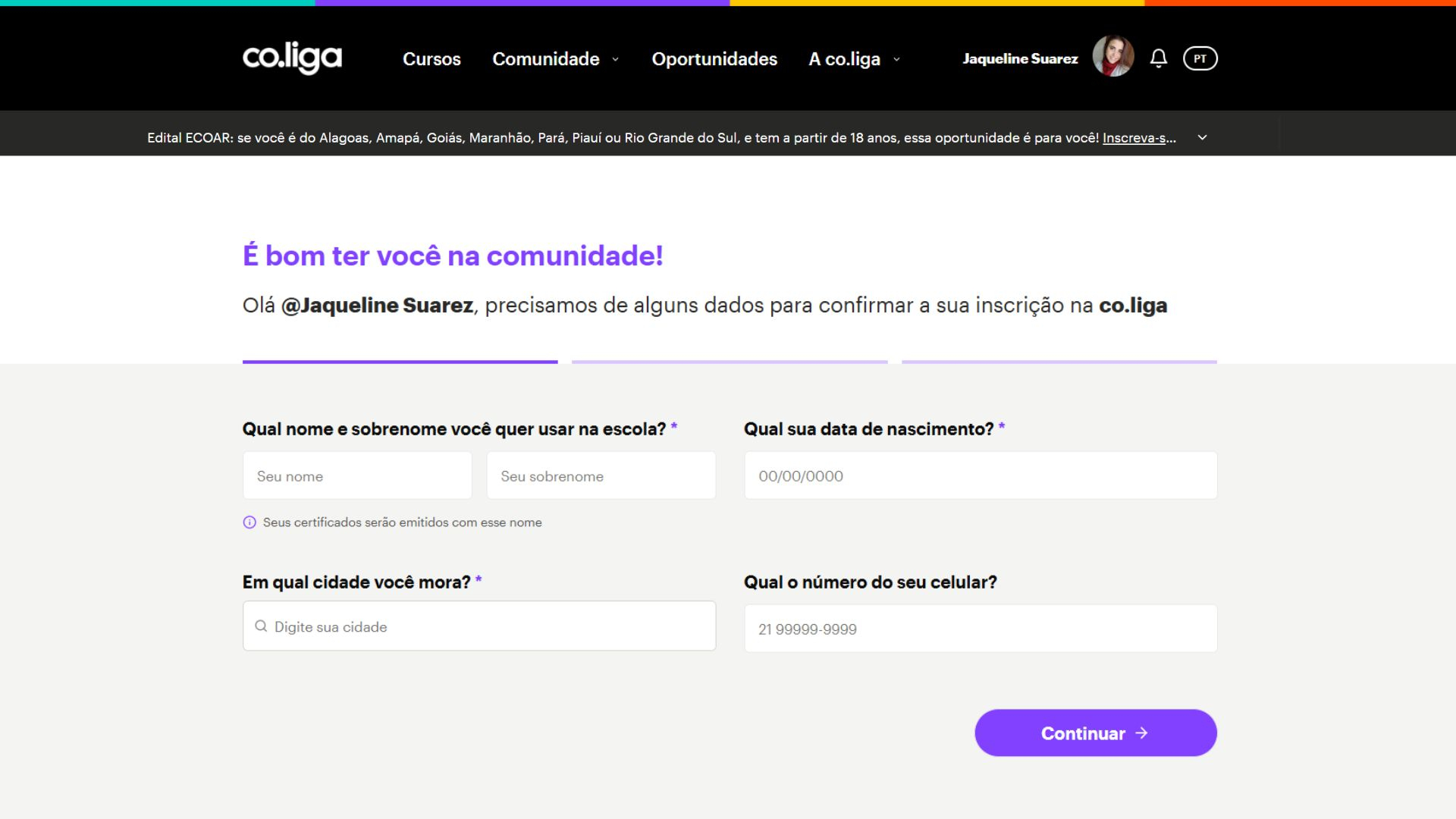 Tela da plataforma co.liga com mensagem de boas-vindas após login. No topo, aparece a frase: “É bom ter você na comunidade! Olá @Jaqueline Suarez, precisamos de alguns dados para confirmar a sua inscrição na co.liga”. Abaixo, há campos de preenchimento solicitando: nome e sobrenome, data de nascimento, cidade e número de celular. No canto inferior direito, botão roxo escrito “Continuar”.