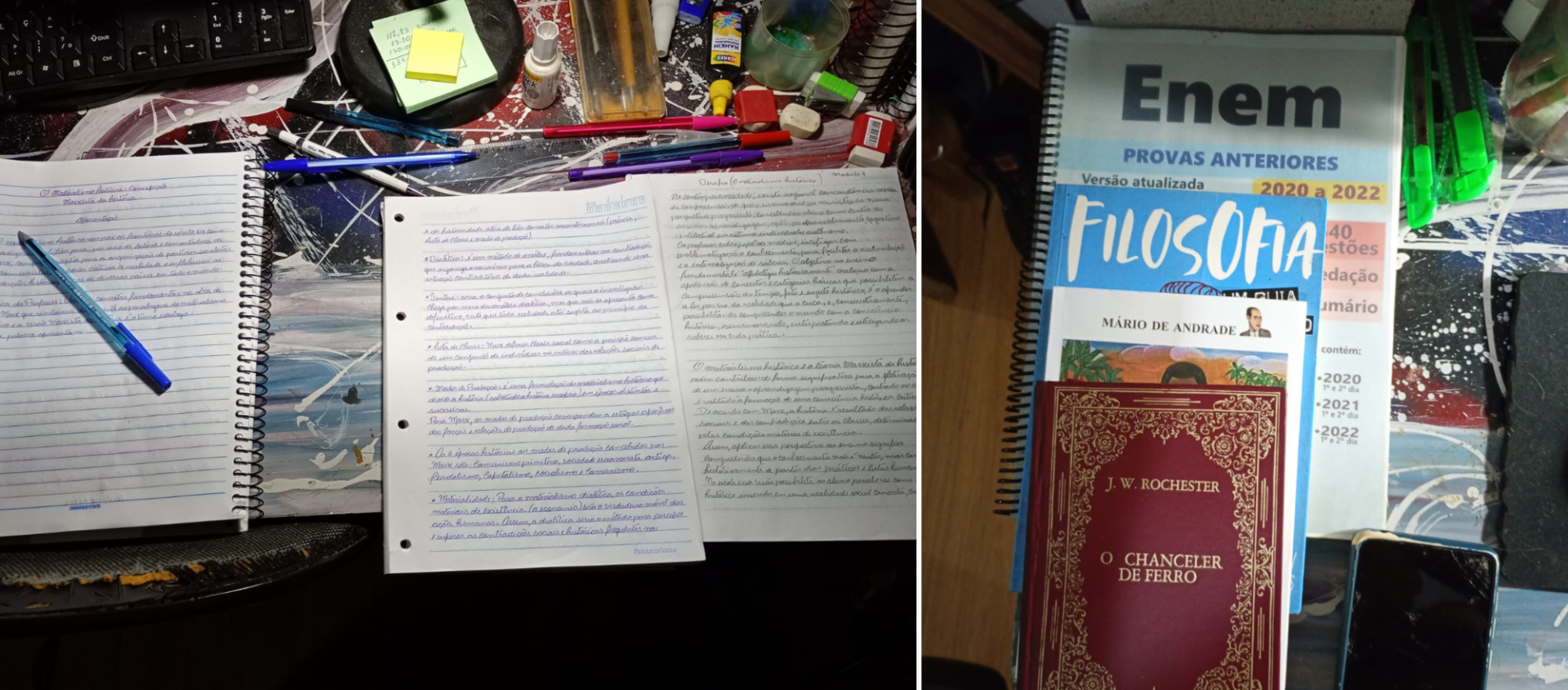Lado Esquerdo: Uma visão de cima de três páginas de caderno espiral pautado com anotações escritas à mão em caneta azul e preta. Uma caneta azul está sobre a página da esquerda. Vários materiais de escritório, como canetas coloridas, marcadores e post-its, estão espalhados ao redor.  Lado Direito: Uma pilha de livros e materiais de estudo. No topo, está um caderno de exercícios do ENEM (Exame Nacional do Ensino Médio) com a inscrição "Provas Anteriores 2020 a 2022". Abaixo, um livro com o título "Filosofia"