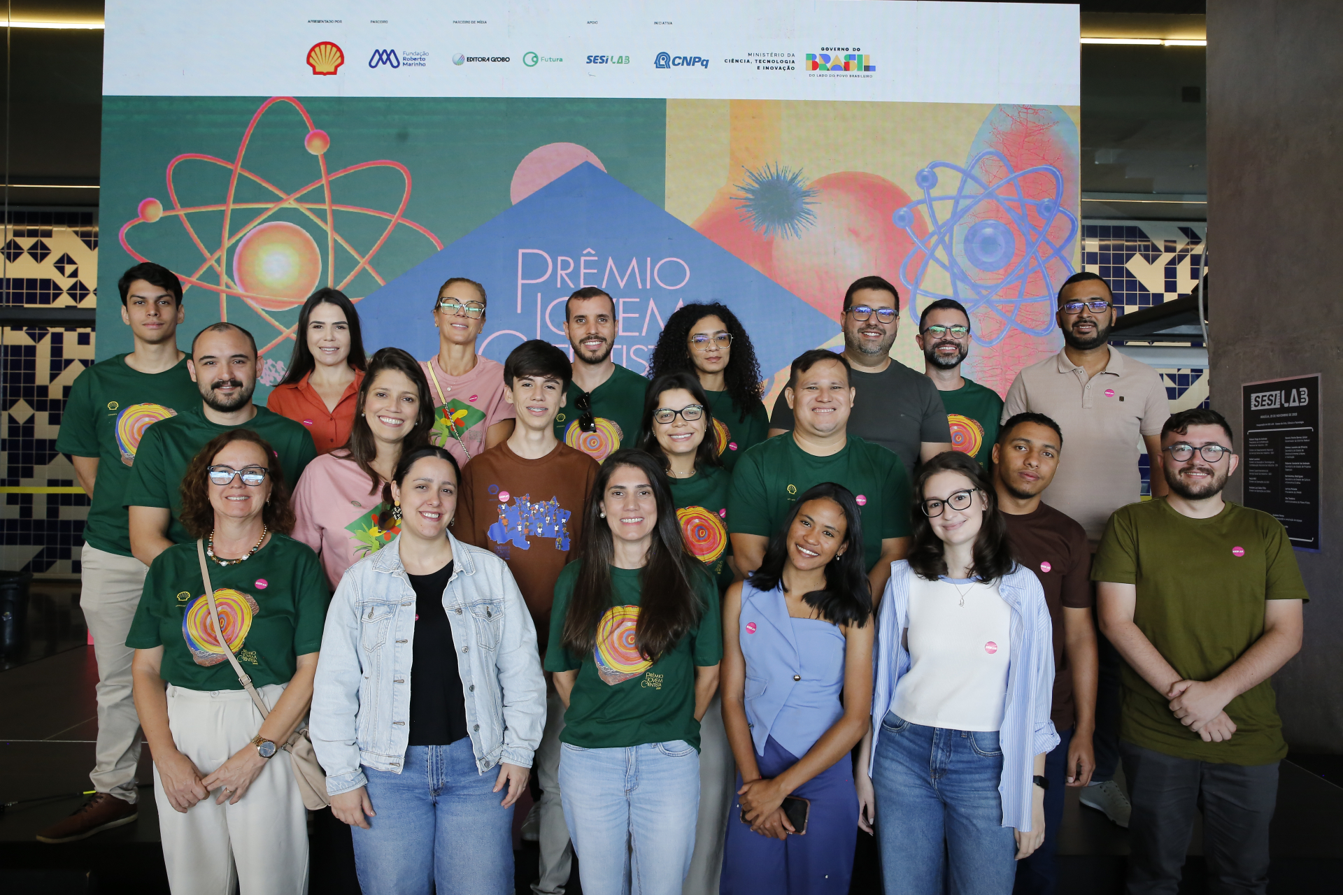 Vencedores e representantes das instituições celebram mais uma edição do Prêmio Jovem Cientista.