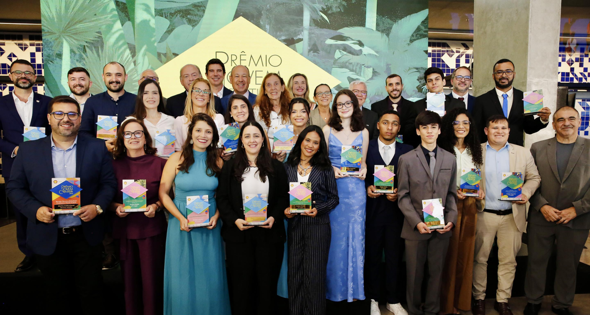 Vencedores e representantes das instituições celebram mais uma edição do Prêmio Jovem Cientista.