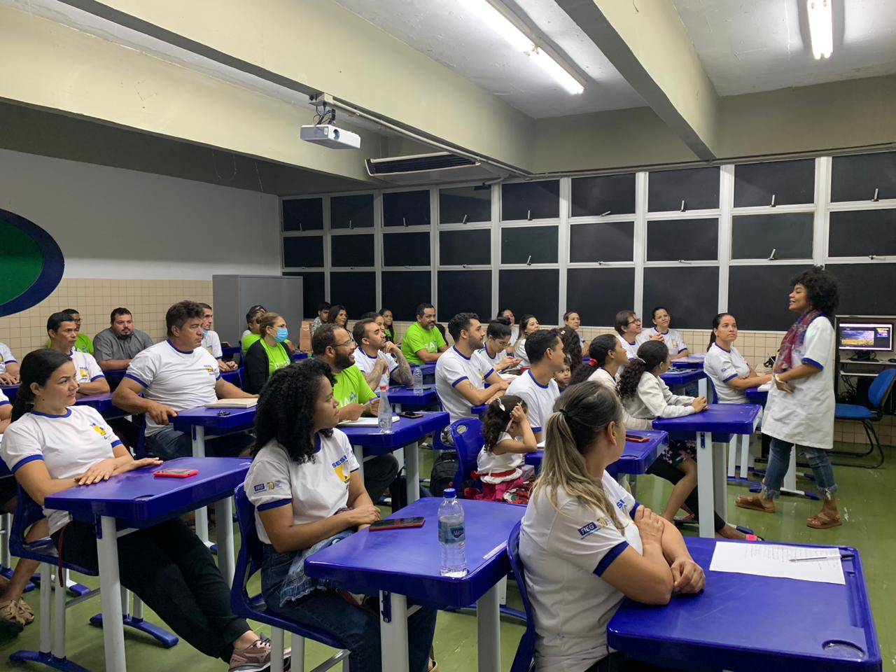  Uma turma de EJA do SESI Vila Canaã nos bastidores da gravação da série "De Volta às Aulas" do Canal Futura. Foto: Divulgação