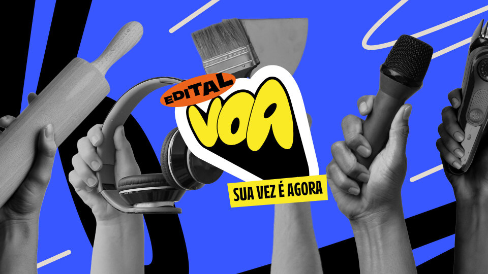 Banner com fundo azul e elementos em preto, branco e amarelo. No centro, aparece o nome “VOA” em letras grandes amarelas, com a frase “Sua vez é agora” e a palavra “Edital” em destaque. Ao redor, mãos seguram objetos como rolo de massa, fones de ouvido, pincel, microfone e máquina de cortar cabelo.