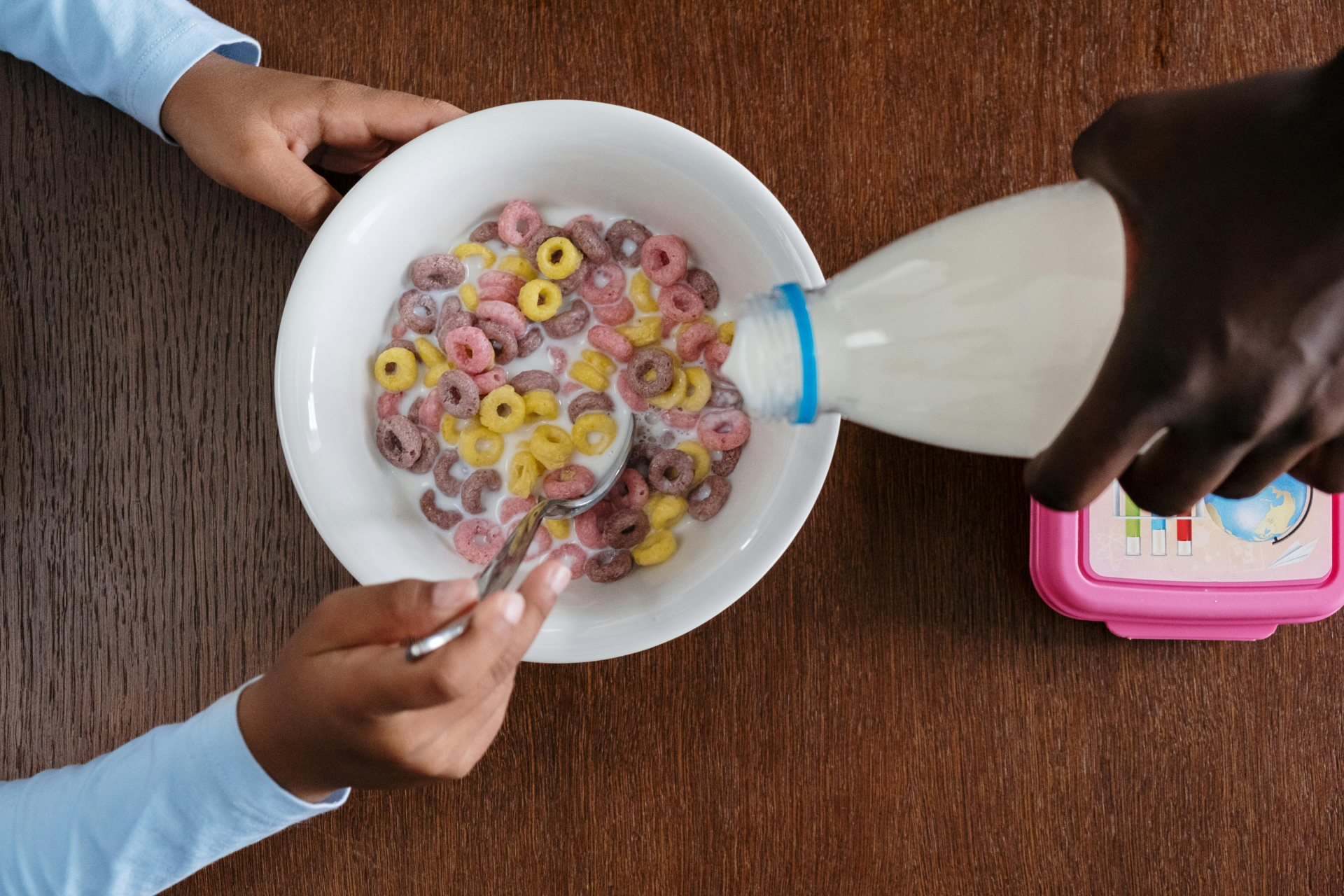 A imagem mostra uma criança comendo um cereal