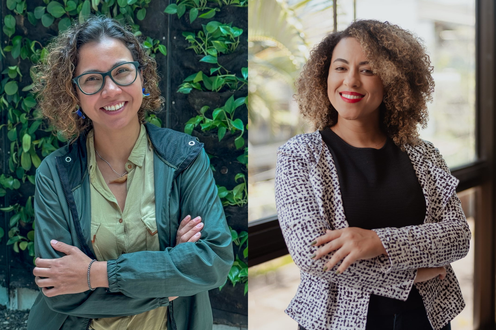 Composição dividida ao meio na vertical, exibindo o retrato de duas mulheres sorridentes, ambas com os braços cruzados.  À esquerda: Uma mulher de pele clara, cabelos cacheados na altura dos ombros, óculos de armação escura e brincos azuis. Ela veste uma jaqueta verde-escura sobre uma camisa verde-clara e usa um colar delicado. Ao fundo, há uma parede verde com folhagens.  À direita: Uma mulher de pele parda, cabelos cacheados volumosos tom castanho-claro e batom vermelho. 