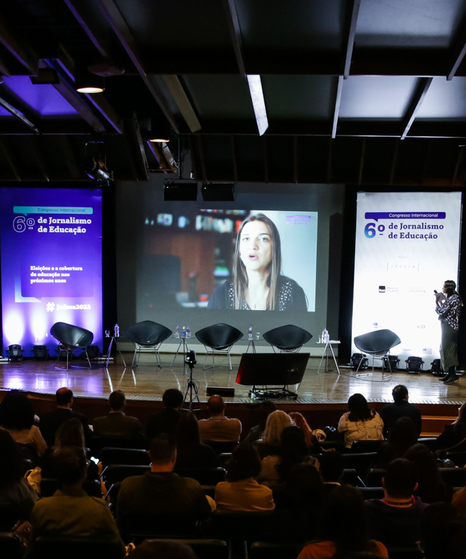 Público assiste a uma palestra.