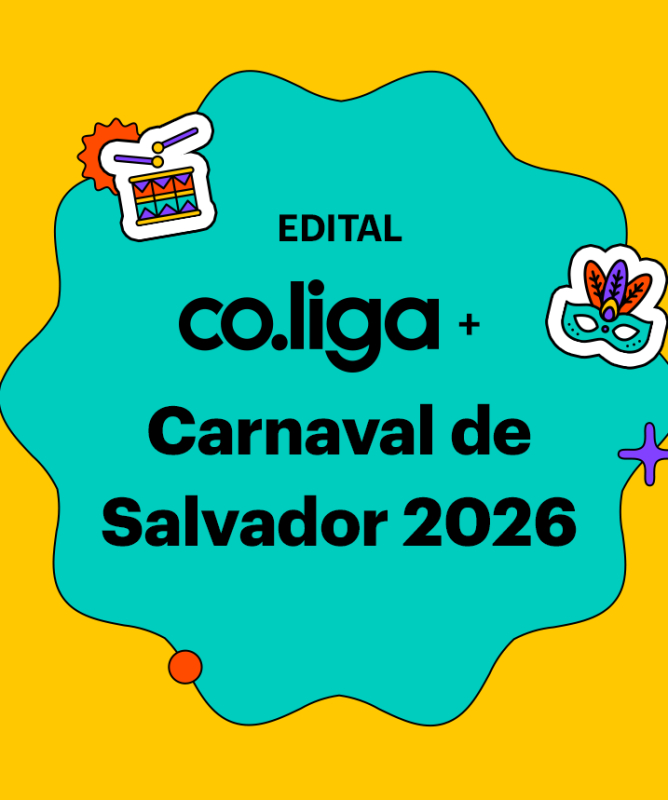 Banner horizontal com fundo amarelo vibrante. À direita, há uma forma orgânica verde-água com o texto em preto: “EDITAL co.liga + Carnaval de Salvador 2026”. Ao redor do texto aparecem pequenos ícones coloridos ligados ao carnaval, como um tambor e uma máscara. A parte esquerda do banner é vazia, destacando o texto principal à direita.