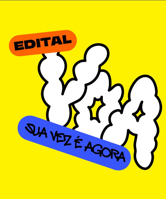 Banner com fundo amarelo vibrante e elementos gráficos em azul, laranja e branco. No centro, a palavra “VOA” aparece em letras grandes e brancas, com destaque para a frase “Sua vez é agora”. Ao redor, aparecem palavras como “Edital” e “Oportunidade”, além de mãos segurando picolés cinza. O visual é moderno, jovem e chamativo, com estilo de campanha de inscrição ou incentivo.
