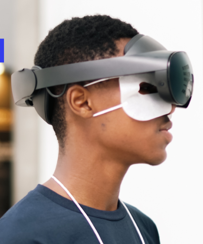 Jovem negro utilizando um óculos de realidade aumentada