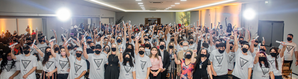 Estudantes levantando o diploma na formatura do Telecurso Horizontes, em Esteio, Rio Grande do Sul