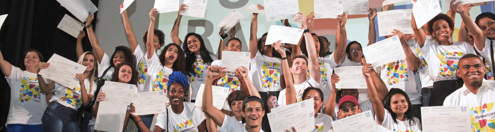 alunos da Escola da Fundação Roberto Marinho levantando os diplomas na festa de formatura