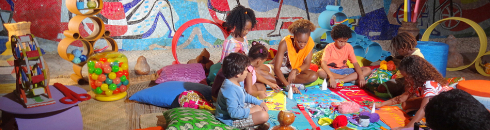 crianças brincando em um cenário colorido do Projeto A Cor da Cultura
