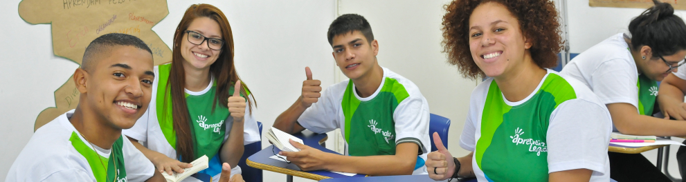 Jovens do Programa Aprendiz Legal em sala de aula