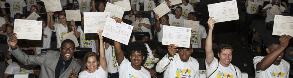 estudantes da Escola FRM levantando o diploma na cerimônia de formatura