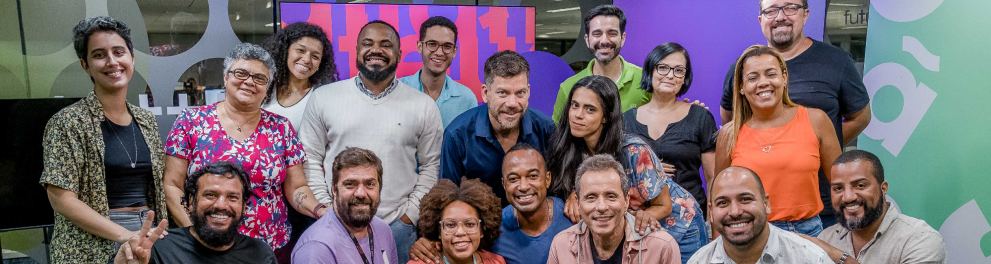 Várias pessoas reunidasd na sala de gravação do programa Entrevista, do Canal Futura.