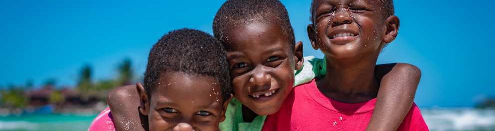 três meninos negros abraçados