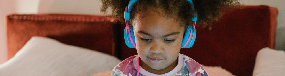 menina com tablet nas mãos e headphone