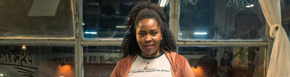 Uma mulher negra em uma sala de aula