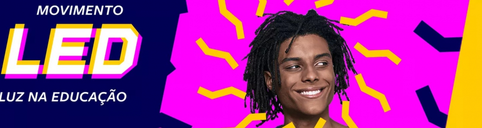 Adolescente negro, de cabelos escuros, está sorrindo em um fundo neon.