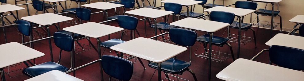 Uma sala de aula com cadeiras vazias