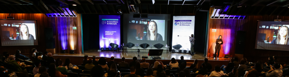 Público assiste a uma palestra.