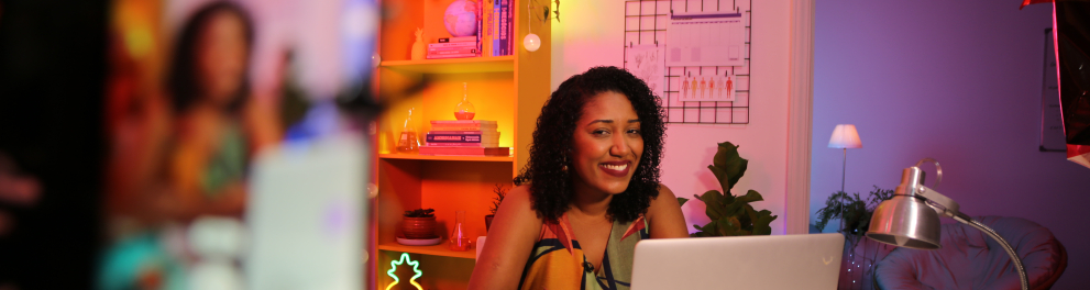 Professora nos bastidores da gravação da websérie "E aí, Professor"