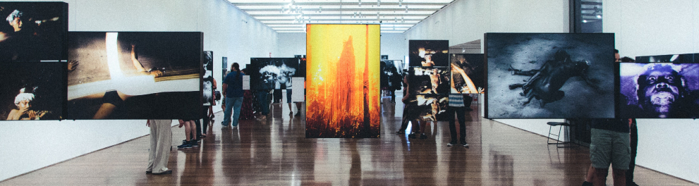 Exposição com quadros em um museu.