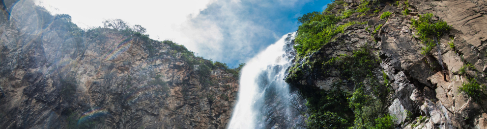 Imagem de uma cachoeira.