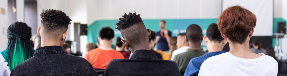 Diversos estudantes em uma sala de aula