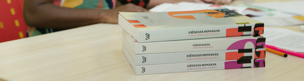 Livros estão sobre a mesa